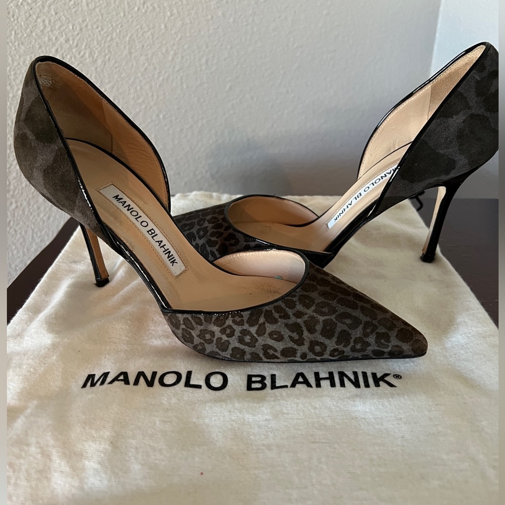 Manolo Blahnik Suede pumps